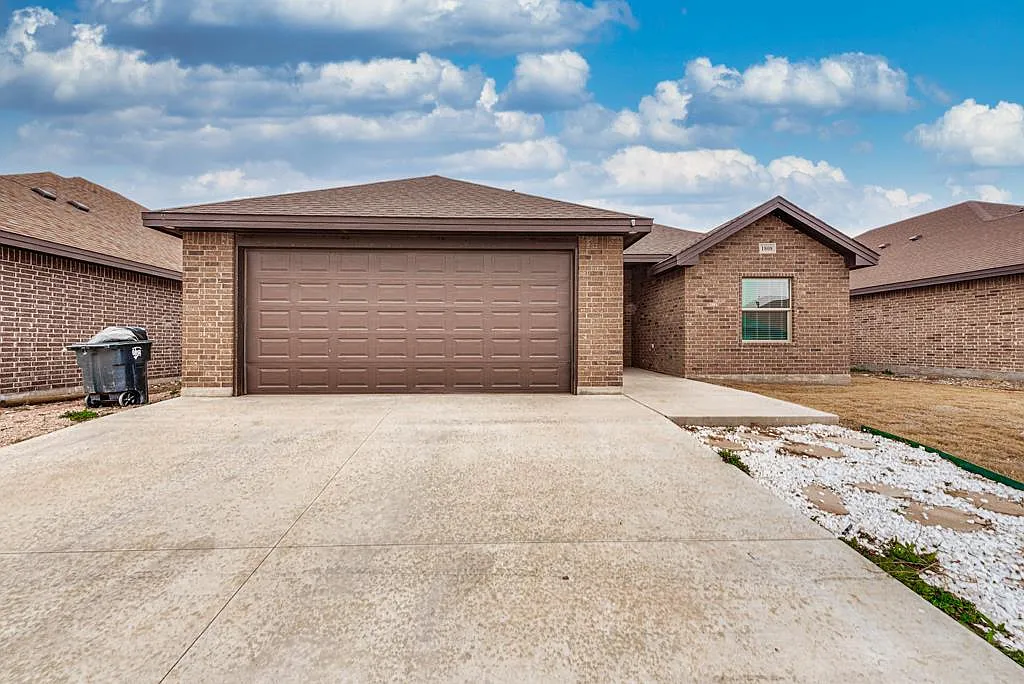 4 bed, 2.5 bath, 2348 sqft, $2,950 — Photo 1