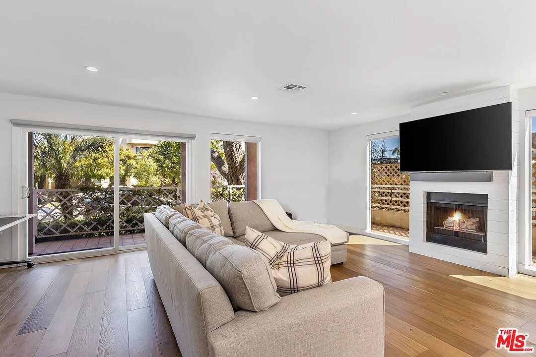 3 bed, 2.5 bath, 1952 sqft, $8,000 — Photo 4