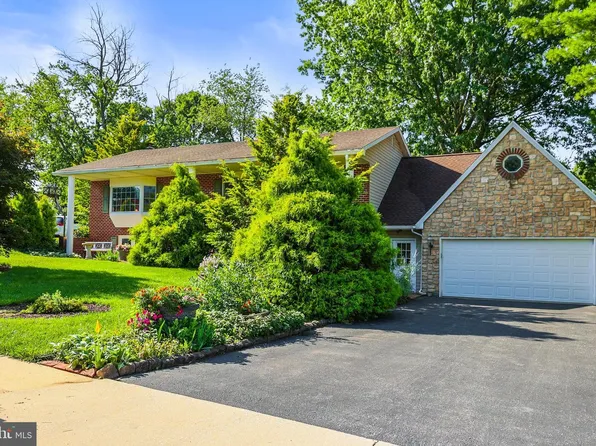 4149 Robin Hood Dr, York, PA 17408