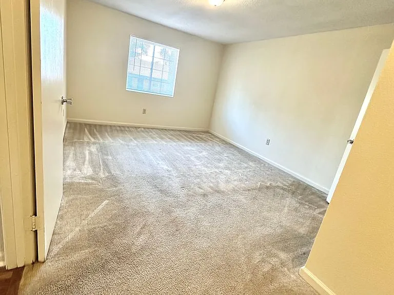 University Pointe Apartments — Photo 18