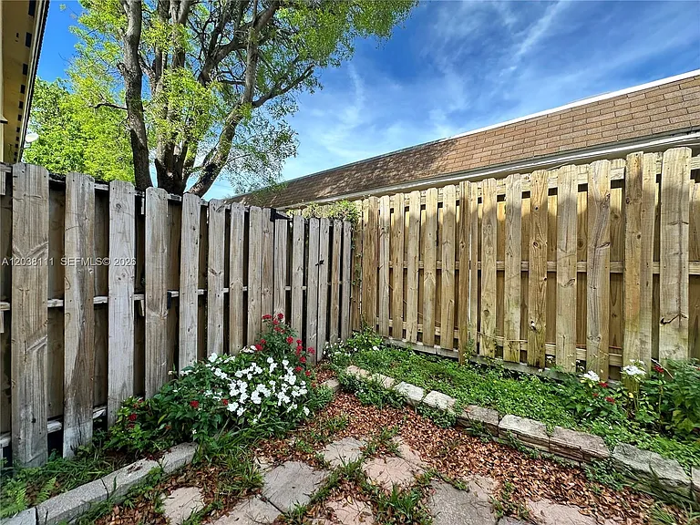 324 NE 3rd St #D — Photo 37