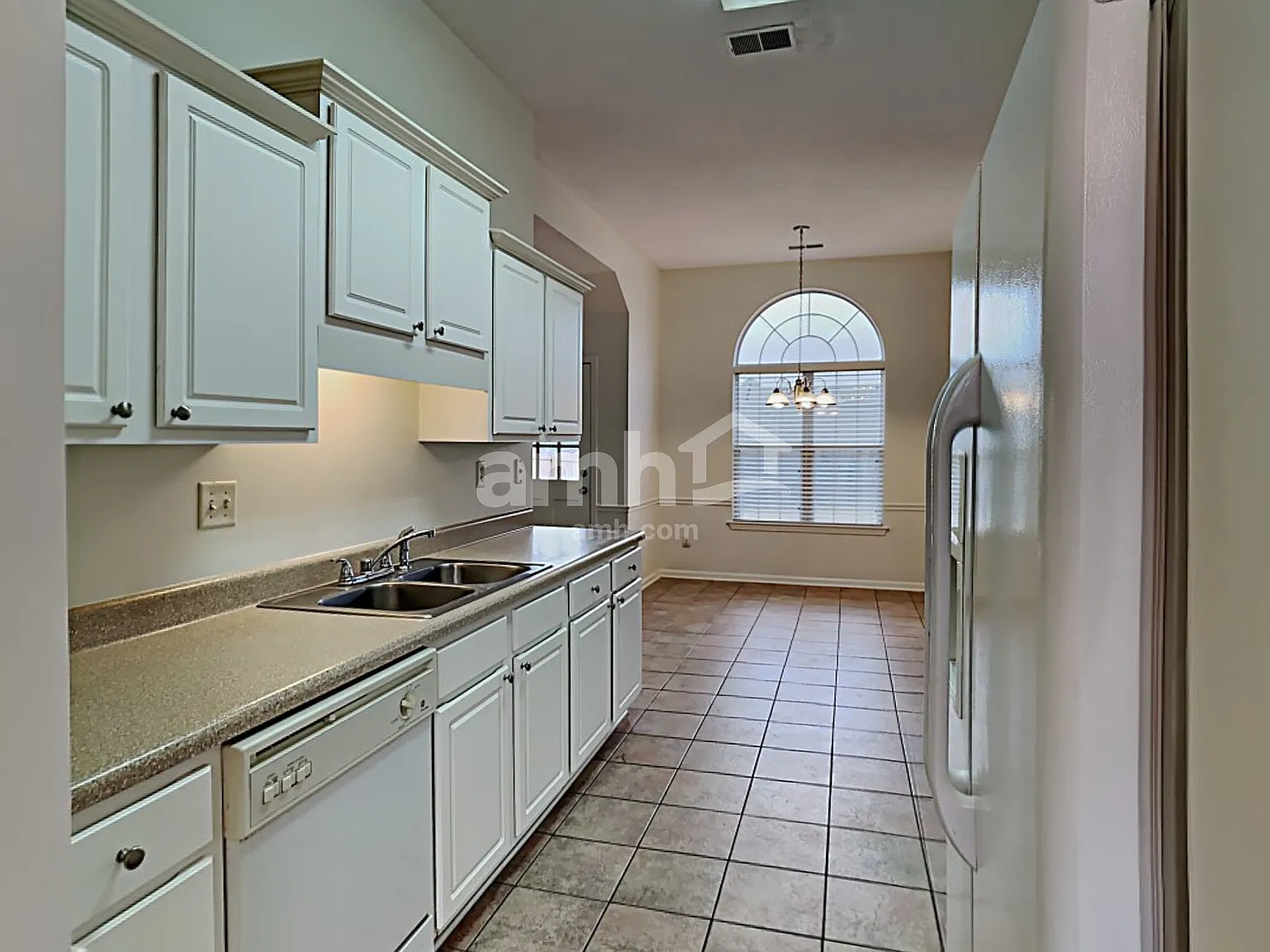 3 bed, 2.0 bath, 2449 sqft, $2,385 — Photo 4