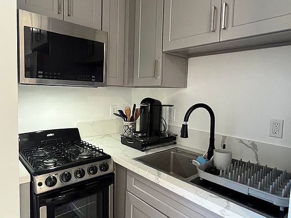 5th image of 3751 Hillcrest Dr #B