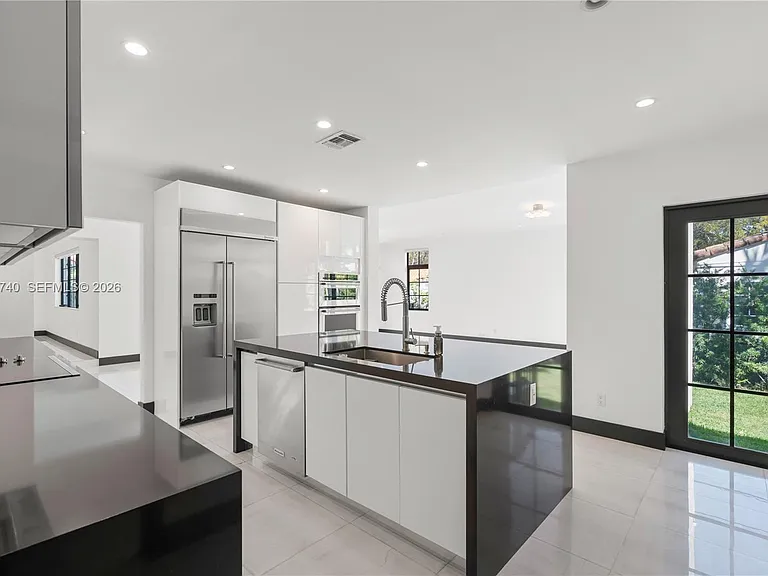 519 Alhambra Cir — Photo 32