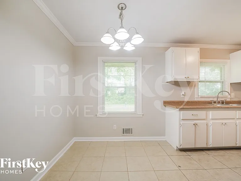 1098 Holly Cir — Photo 6