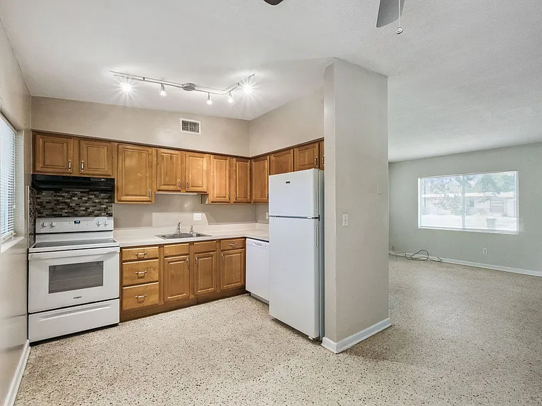 1416 Beatrice Dr — Photo 5