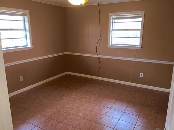 3rd image of 1002 Dawn Dr