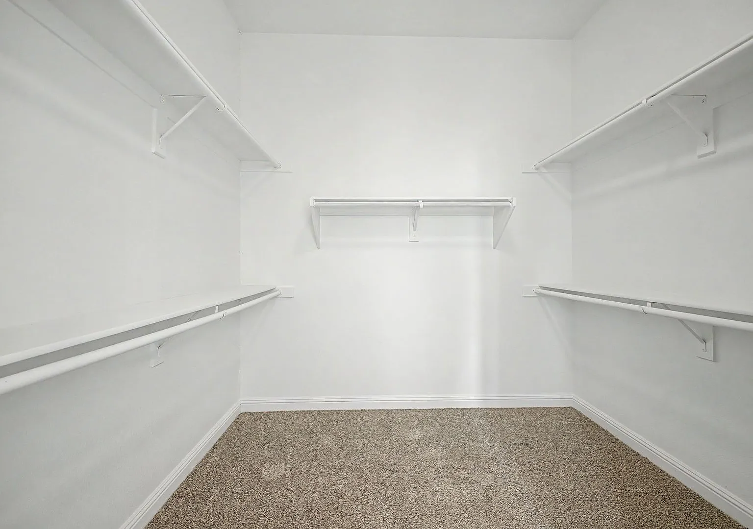 Gorgeous single-level home with a 3-car garage & RV gates — Photo 4