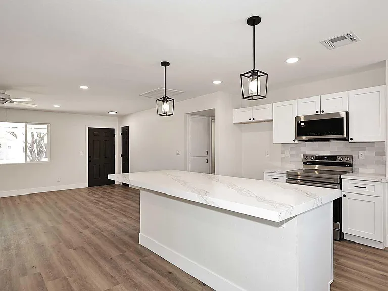 10537 W La Jolla Dr — Photo 11