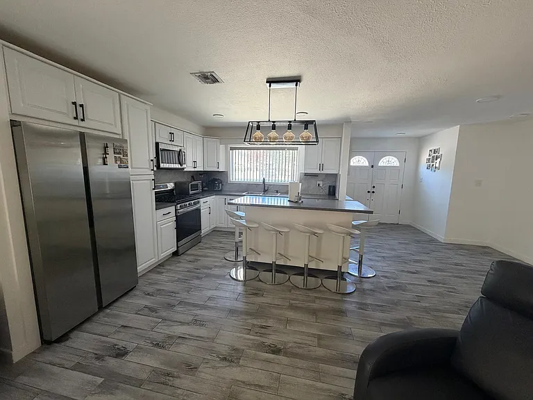 22118 Saticoy St — Photo 6