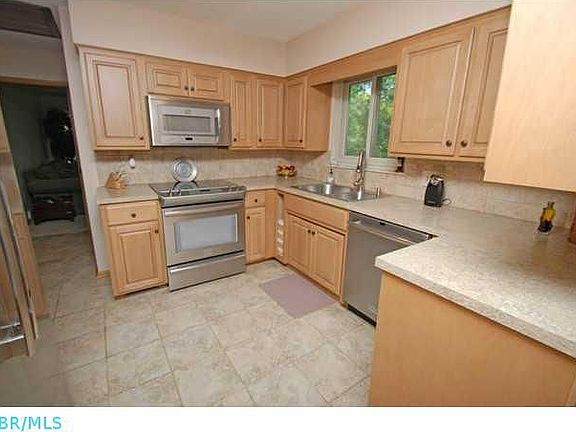 3rd image of 886 Marland Dr S