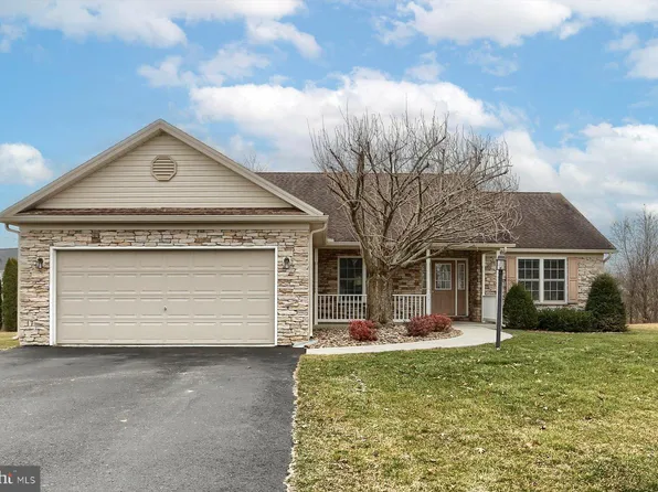 27 Coventry Dr, Carlisle, PA 17015