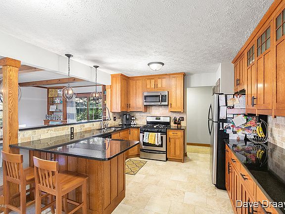 4th image of 4135 Weymouth Dr SE