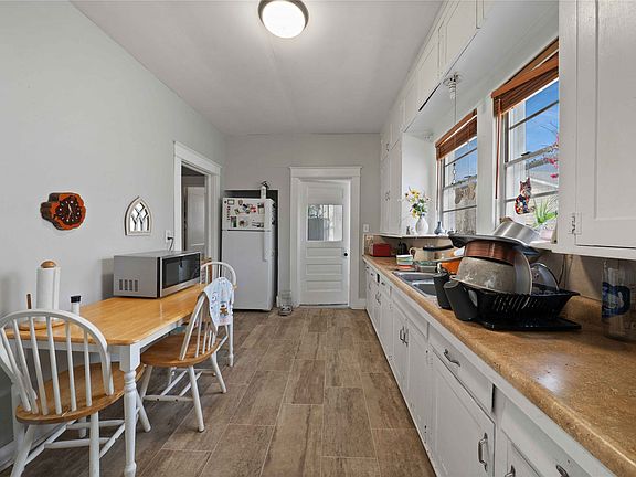 5th image of 713 N Commerce St