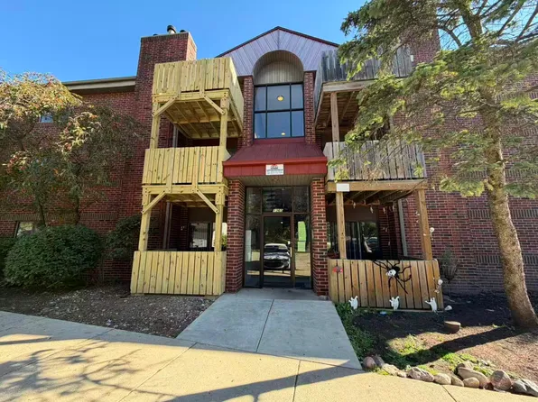 1360 Brook St, Saint Charles, IL