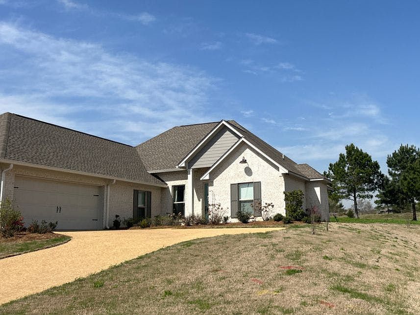 2nd image of 211 Clubview Cir