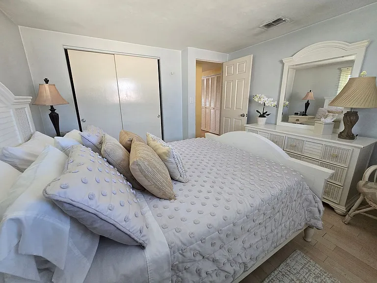 2441 Gulf Gate Dr — Photo 13