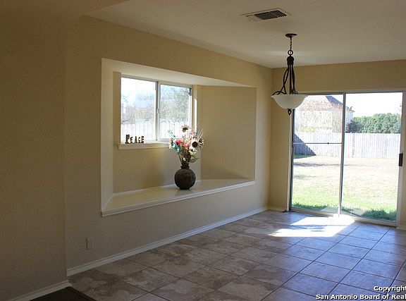 5th image of 118 Lauren Ln