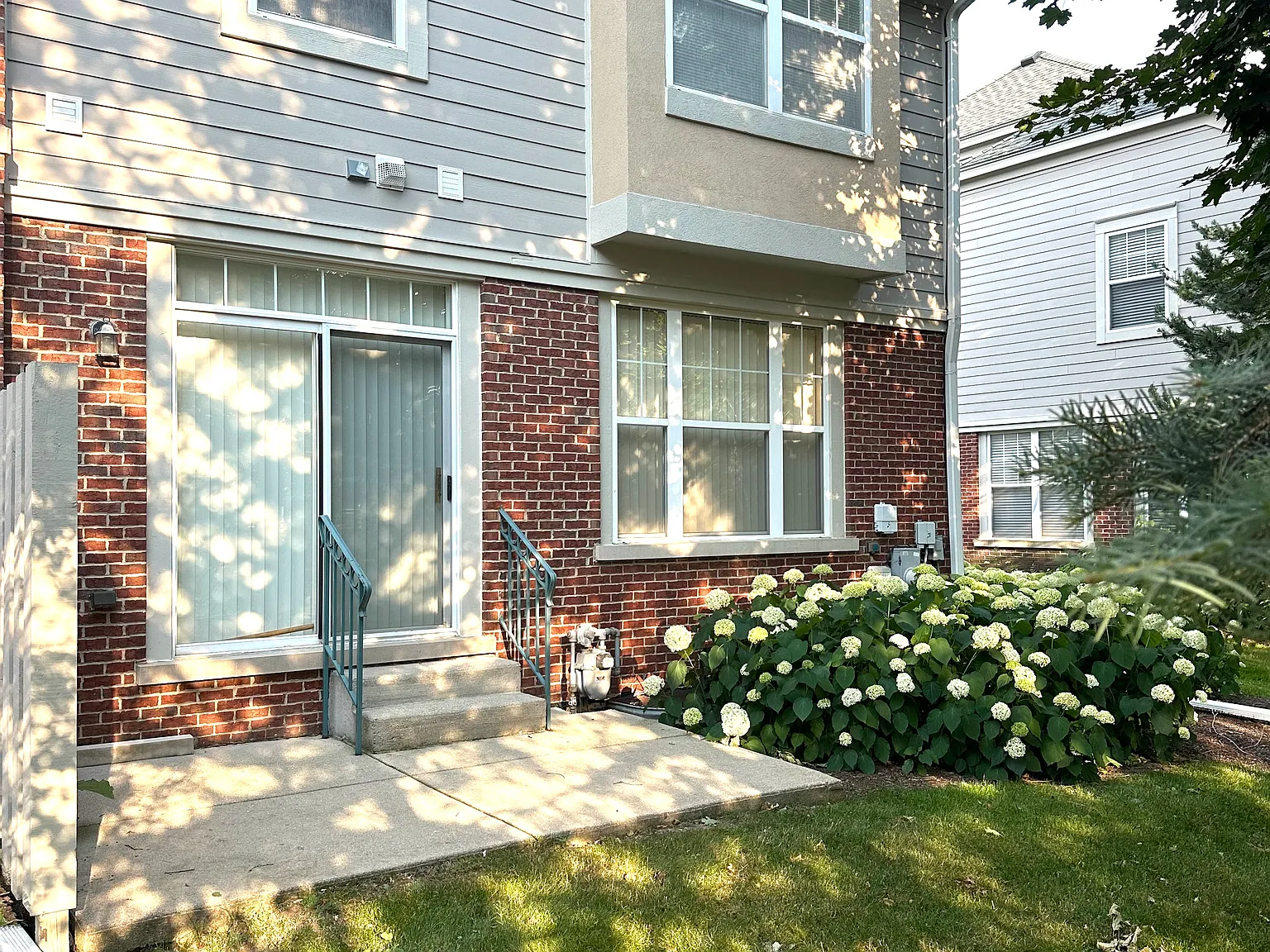 3 bed, 2300 sqft, $3,395 — Photo 4