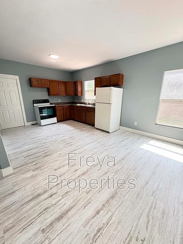 2 bed, 1.0 bath, 816 sqft, $1,300 — Photo 2