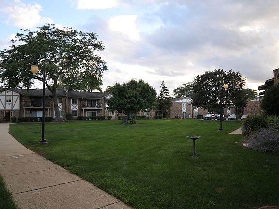 4th image of 16W481 Lake Dr APT 24-107