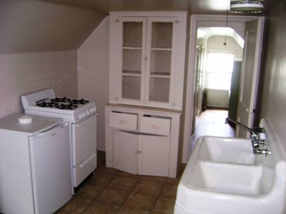 4th image of 18 Ellwood St APT 3