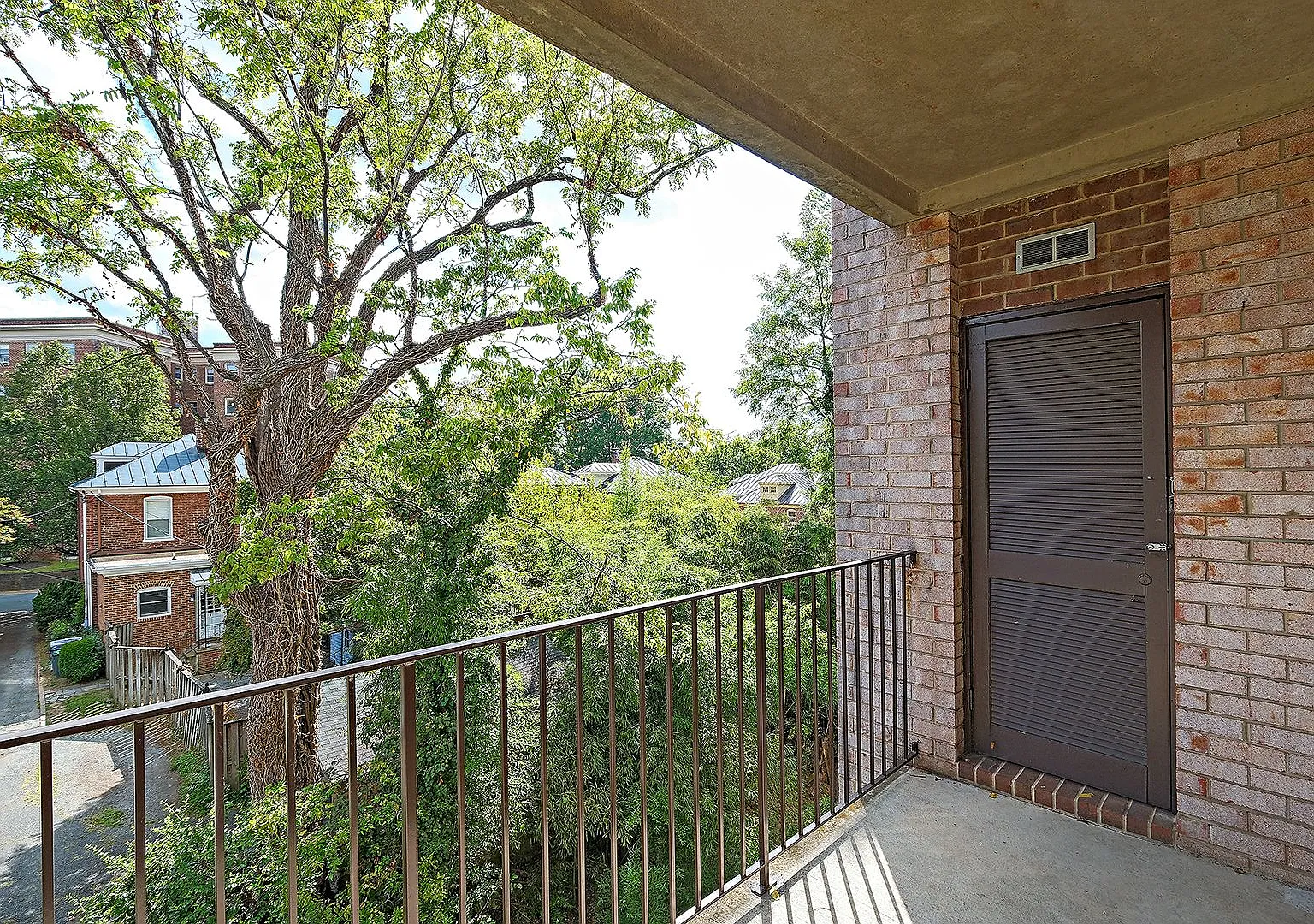 North Downtown Condo With Water/Sewer, Gas, Electricity Included — Photo 1