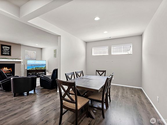 4th image of 2742 Kacie Court NE