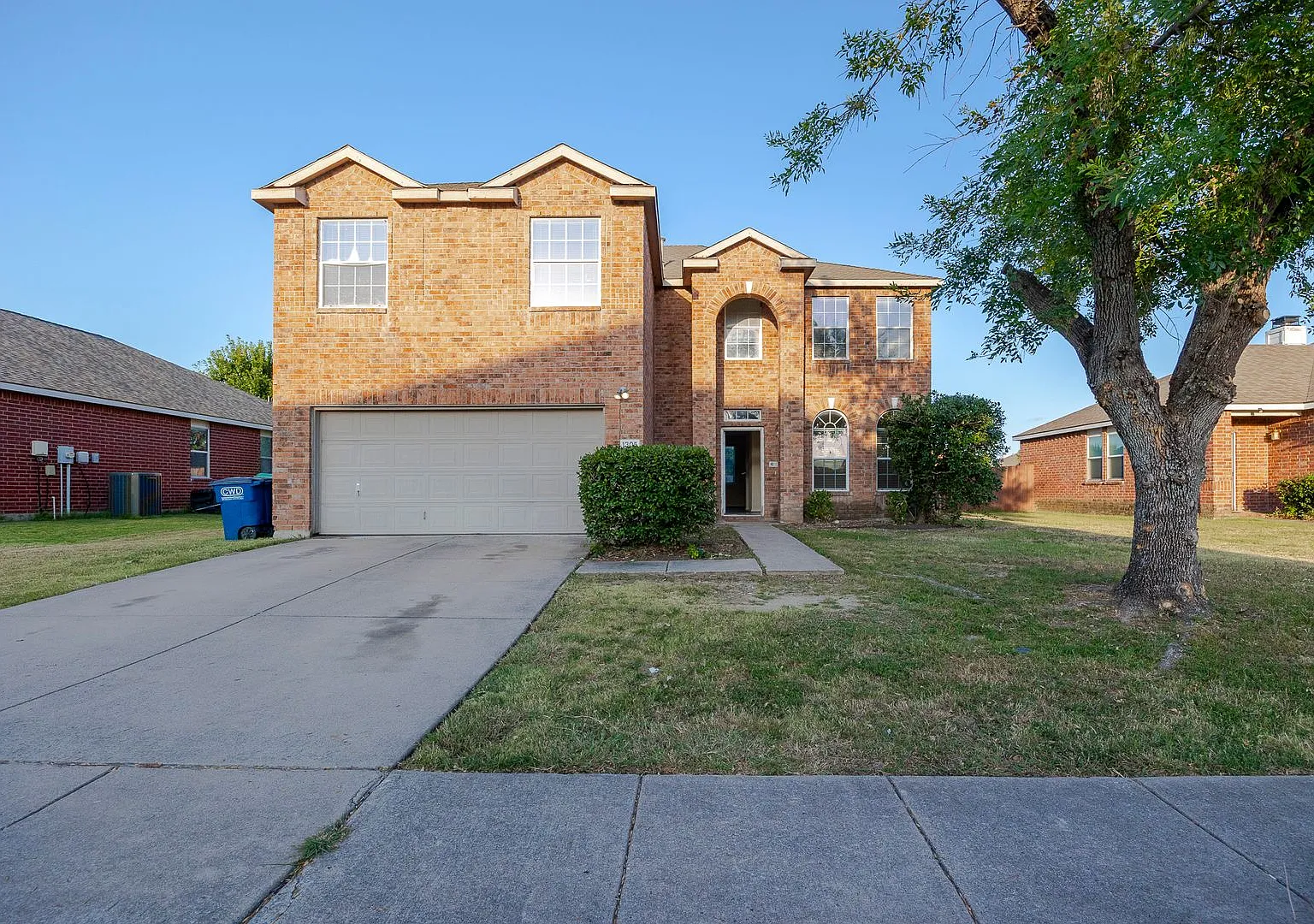 Perfect for growing families, this spacious home offers natural light, a huge backyard, community... — Photo 1