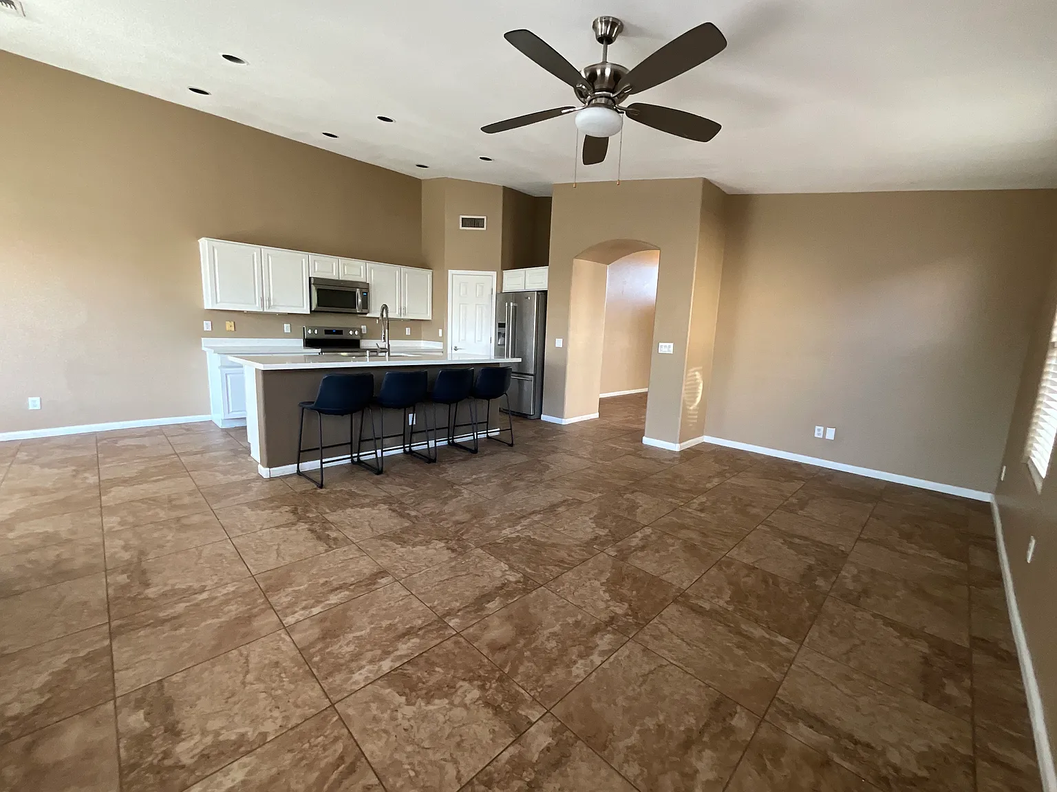 4 bed, 1900 sqft, $2,600 — Photo 4