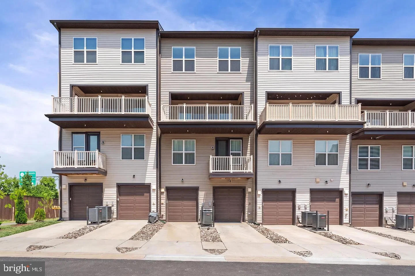3 bed, 2.5 bath, 2475 sqft, $3,600 — Photo 3