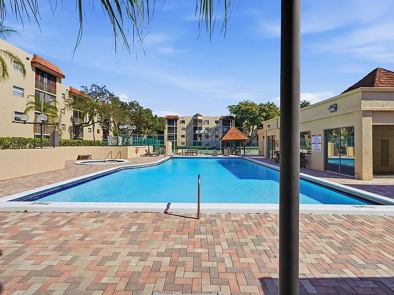 10401 W Broward Blvd #401 — Photo 30