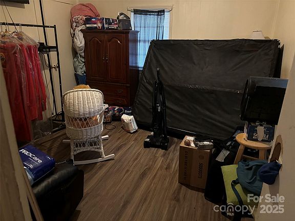 4th image of 935 Brown St