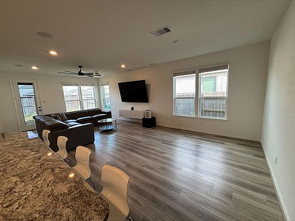 4th image of 1323 Rosemead Dr