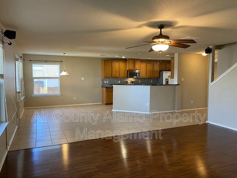 4 bed, 2.5 bath, 2700 sqft, $2,000 — Photo 3