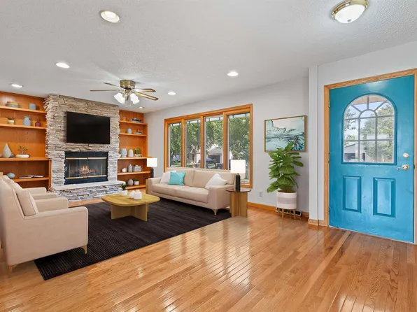 211 Spruce Hills Dr, Cedar Falls, IA 50613