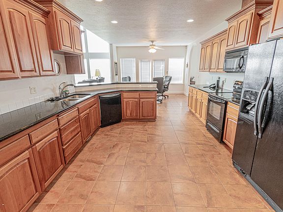 3rd image of 4323 NW Miramar Dr