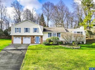 13 Queen Ct, Park Ridge, NJ 07656