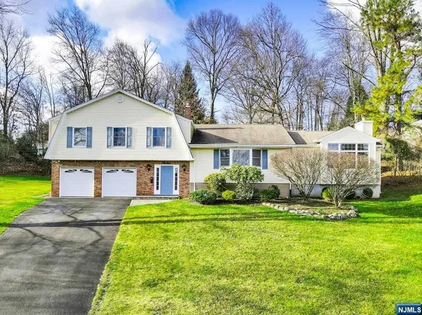 13 Queen Ct, Park Ridge, NJ 07656