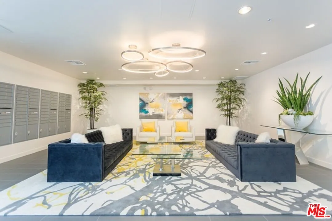Building Photo - 436 S Virgil #313