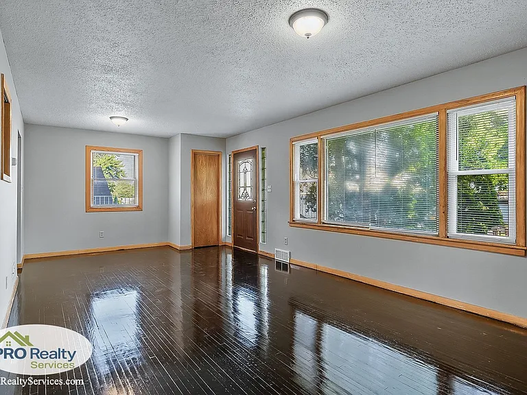 208 2nd St SW — Photo 3
