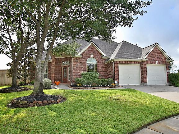 Welcome to the Ridge section of Gleannloch Farms, a master planned community with tremendous amenities and a very active HOA located in Spring 77379.