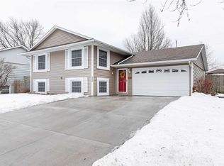 5704 Oakbrook Rd, Davenport, IA 52806