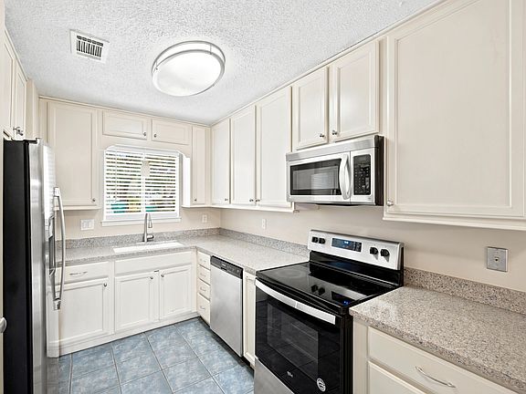 5th image of 44 Berwick Cir APT 2