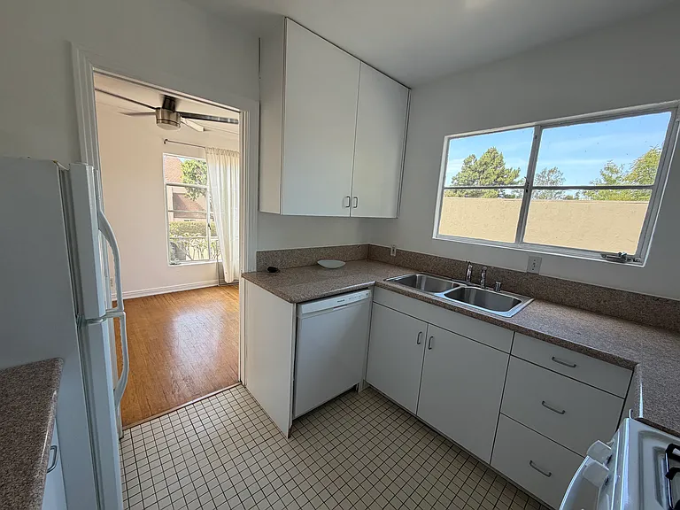 633 Midvale Ave #3 — Photo 9