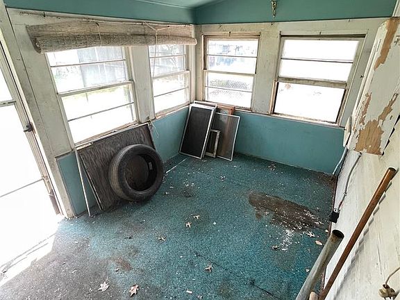 4th image of 215 S Lake St