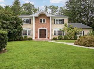8 Flamingo Rd N, Roslyn, NY 11576