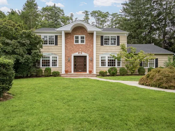 8 Flamingo Rd N, Roslyn, NY 11576