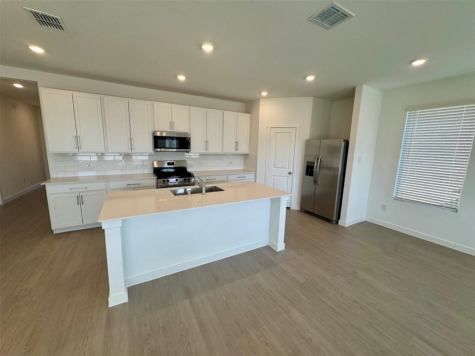 4 bed, 2062 sqft, $2,450 — Photo 3