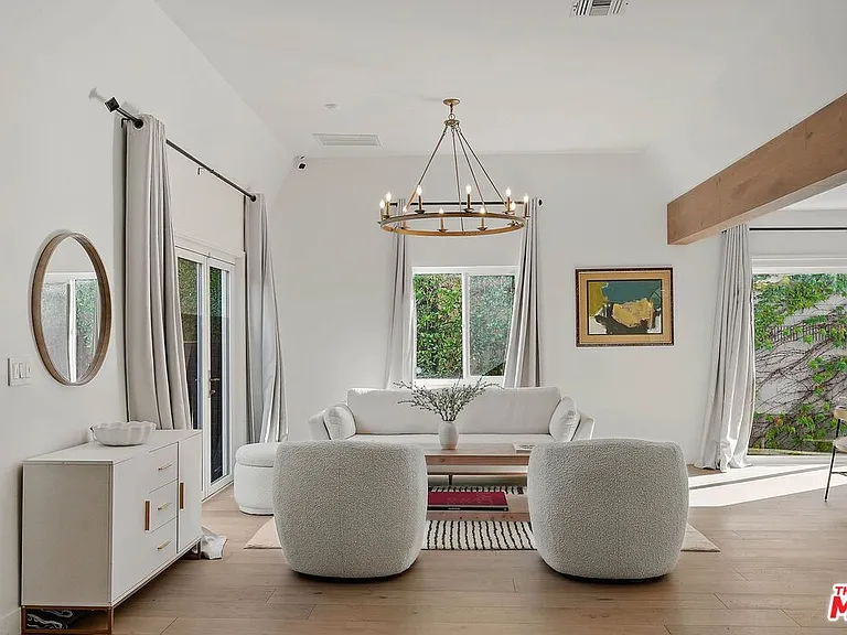 1155 S Rimpau Blvd — Photo 11